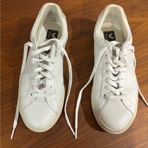 White leather Veja Esplar low sneakers size 9.